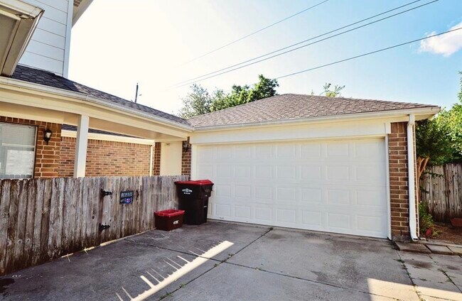 Building Photo - 15410 Oak Lake Glen Dr