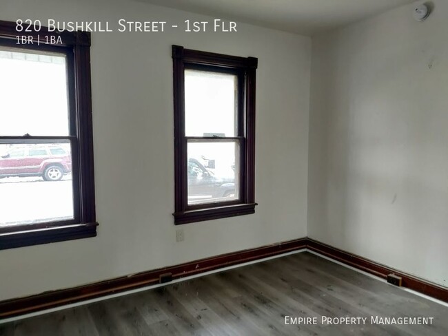 Building Photo - 1st Floor: 1 Bedroom / 1 Bathroom Apartmen...