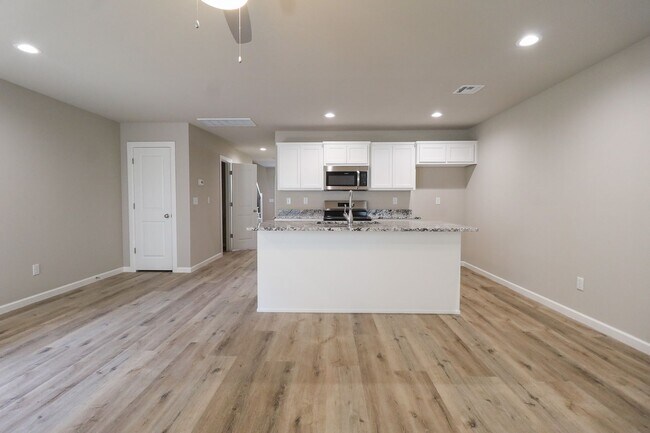 Building Photo - FIRST FREE MONTH! 3 Bed | 2.5 Bath | Sand ...