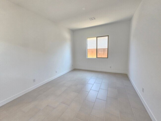 Building Photo - Beautiful and spacious