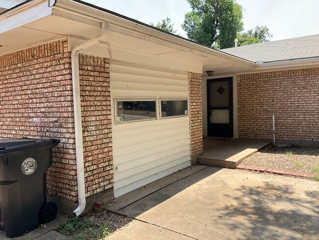 Building Photo - 1/2 OFF FIRST MONTHS RENT!  Great 3 Bed 1 ...