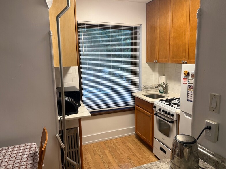 Building Photo - 2157 Bleecker St