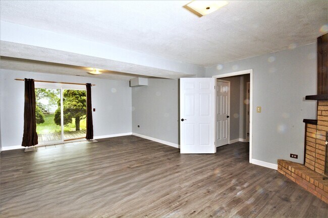 Building Photo - 1126 Honeywood Dr