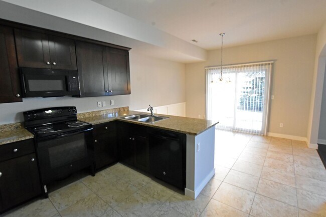 Building Photo - Shelby Township Townhouse -3 Bedrooms, 2.5 Baths, 2-Car attached garage, 1885 SF