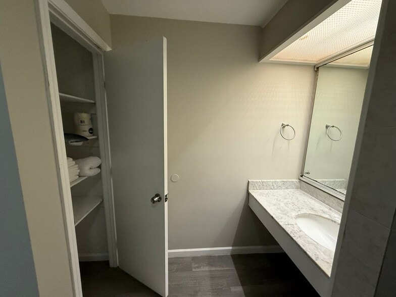 Building Photo - 3101 Colonial Way