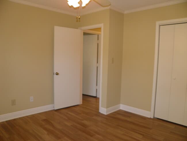 Building Photo - 240 Yacht Club Dr NE