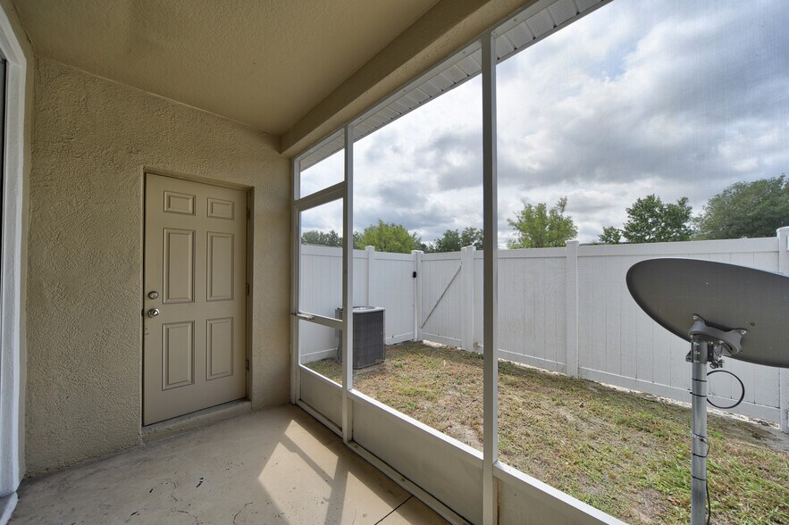 Building Photo - 4490 SW 49th Ave