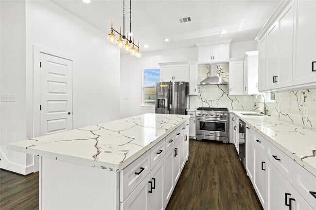 Building Photo - 2204 Hoskins Dr