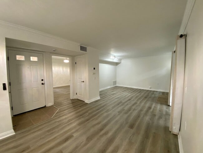Building Photo - Beautifully Renovated 1-Bedroom Condo in R...