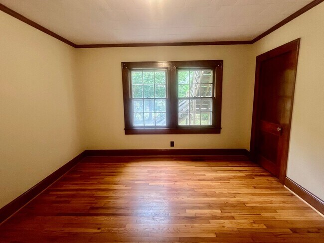 Building Photo - Three bedroom, 1 bath house with studio apartment in Burlington