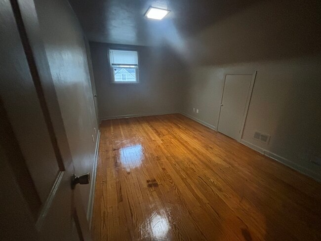 Building Photo - 915 Mapole Ave