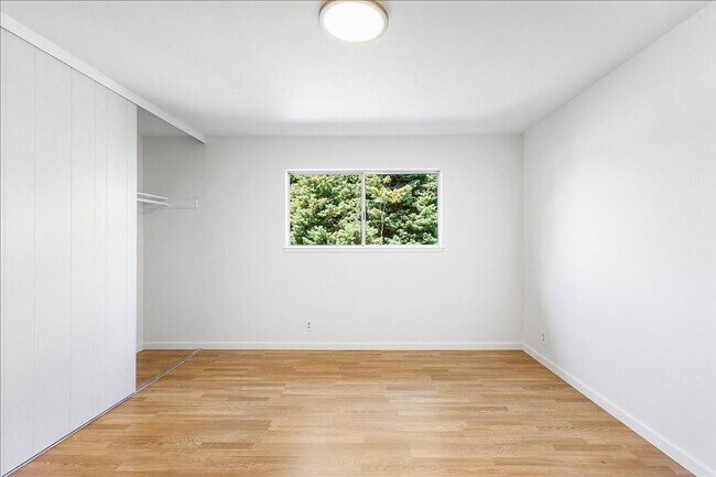 Building Photo - 2118 Alameda Ave