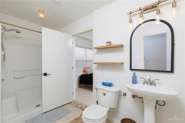 Building Photo - 209 W Rodeo Dr