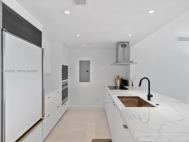 Building Photo - 495 Brickell Ave