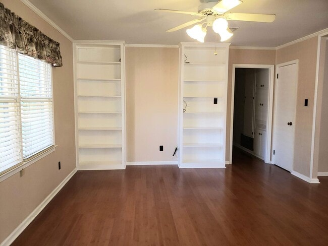 Building Photo - Spacious Corner Property!