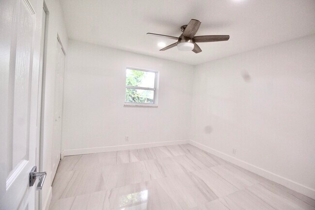 Building Photo - 8867 Sunset Dr