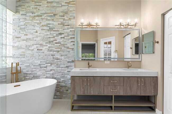 Building Photo - 3815 Oak Ridge Cir