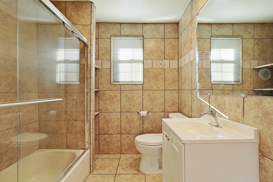 Batroom 1 with bath tub - 324 Flora St
