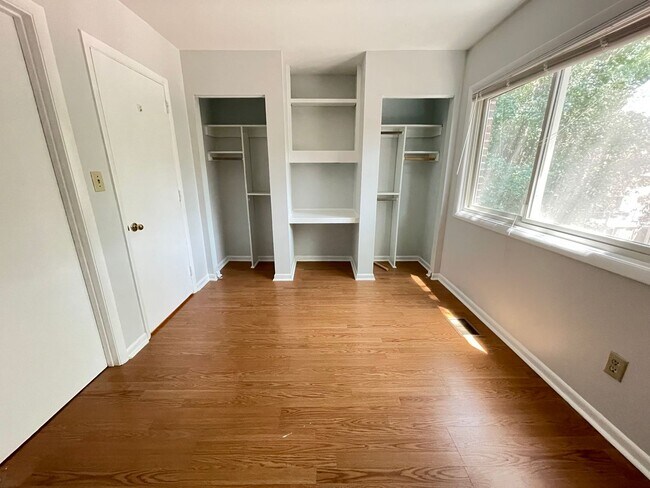 Building Photo - Two BR townhome-style in Chancellor Square...