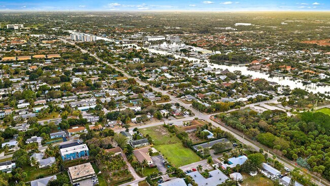 Building Photo - 1928 Service Rd