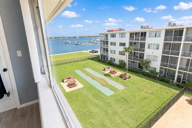Building Photo - 4500 N Flagler Dr
