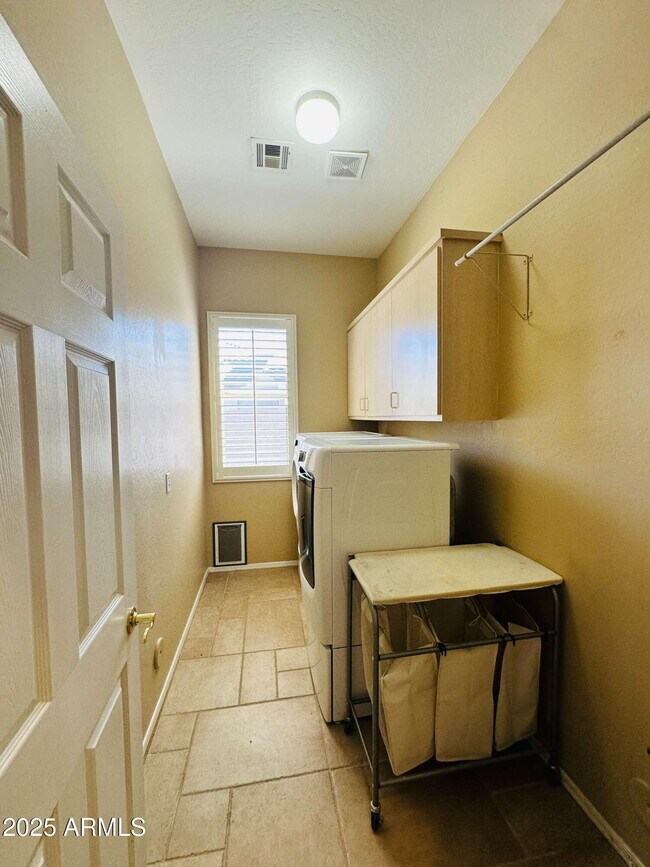 Building Photo - 2720 E Hazeltine Way