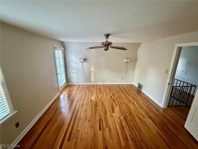 Building Photo - 1561 Maywood Rd