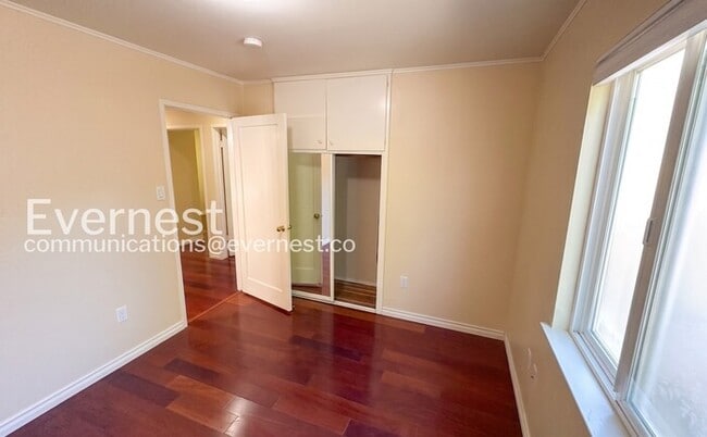 Building Photo - 4 Bed/3 Bath Home with Fenced Yard & Garage / Available Now!