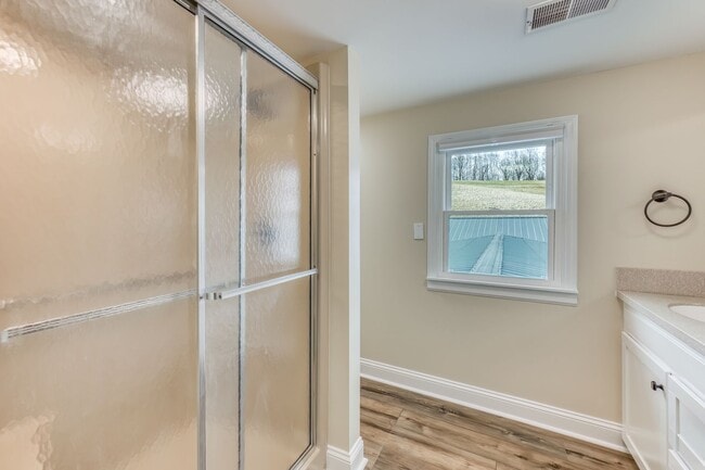 Building Photo - 5 Bedroom / 3.5 Bath Home Blountville, TN