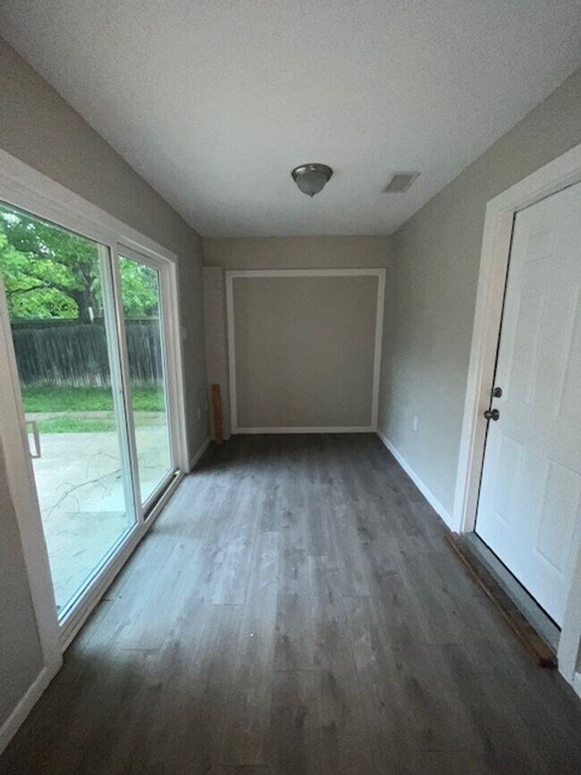 Building Photo - 2506 Hidden Valley Dr