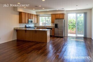 Building Photo - Luxurious Townhome w/2 Car Garage, Private...