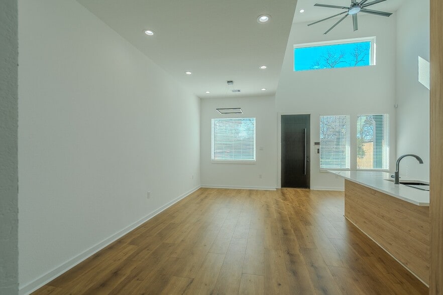 Building Photo - 5029 Van Fleet St