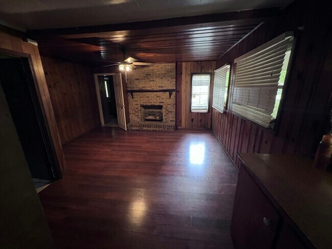 Building Photo - 2116 Highland Ct