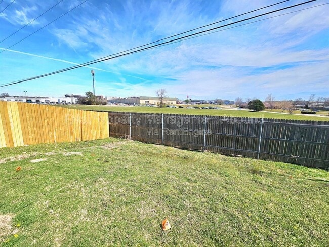 Building Photo - 1611 N Hickory Ave