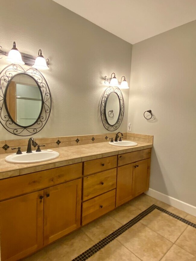 Building Photo - Northwest Crossing Gem! Bonus Office and F...