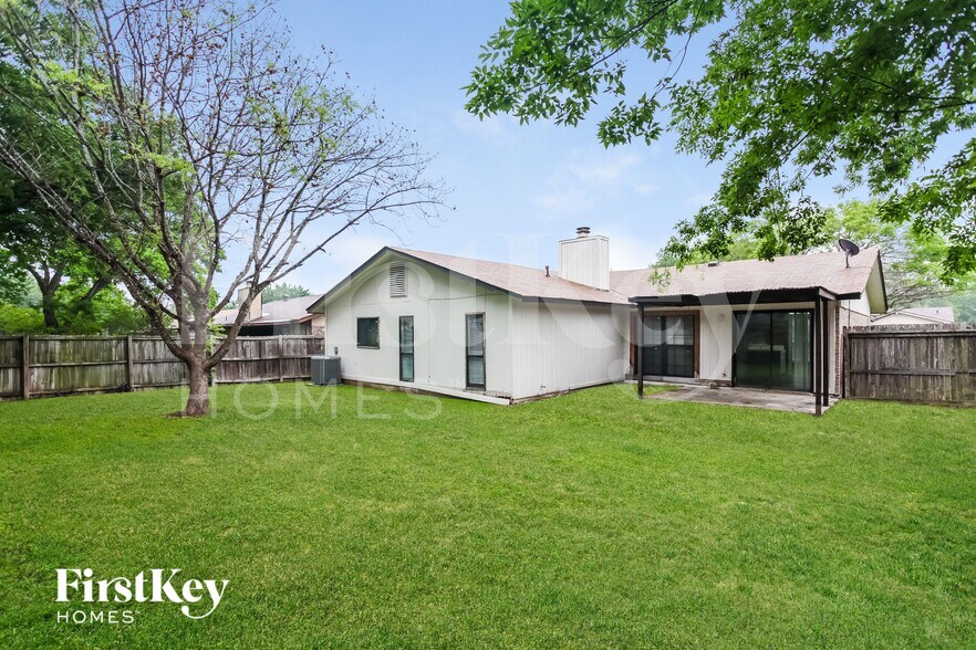 Building Photo - 7527 Lincoln Village Dr