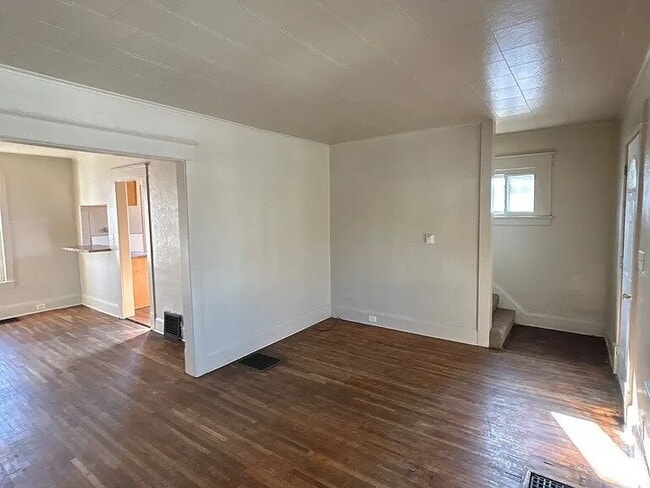 Building Photo - Charming single-family home featuring 3 spacious bedrooms and 1 full bathroom.