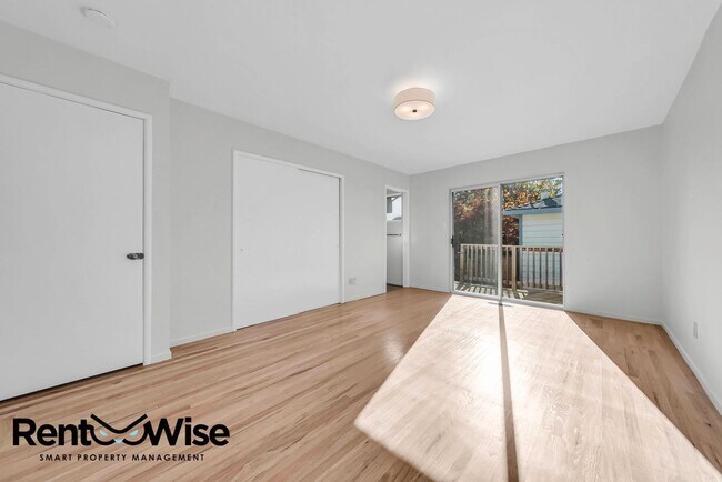 Building Photo - Present PM-Midtown Palo Alto Beauty-New Floors-Remodeled Bathrooms-Big Yard