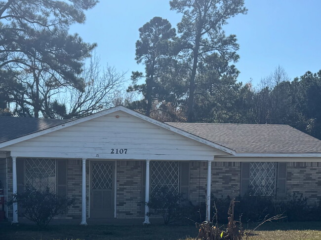 Building Photo - 2107 Pine Hill Rd