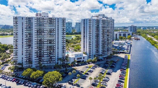 Building Photo - 3701 N Country Club Dr