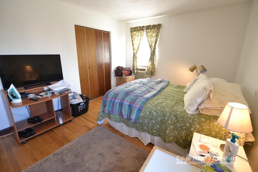 Building Photo - 35 Glencoe St