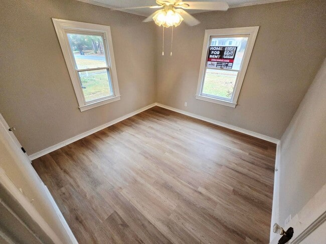 Building Photo - Newly Renovated Rental Available in Burlin...