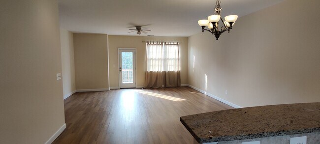Building Photo - 4 bedroom townhome with garage