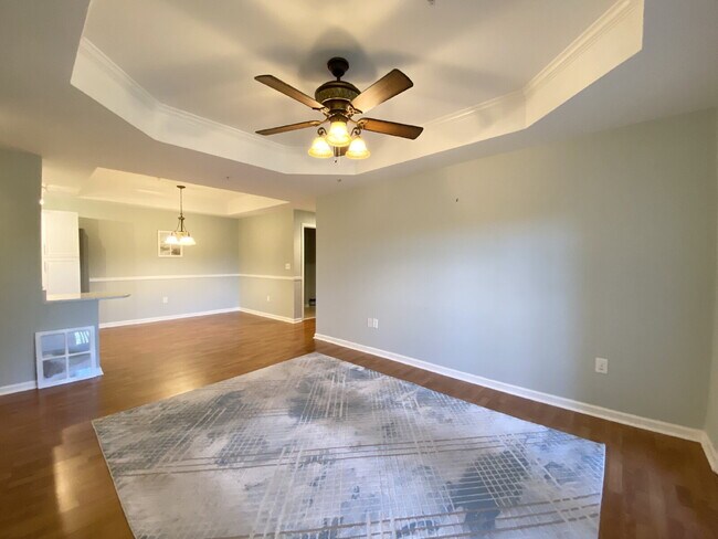 Building Photo - Two Bedroom Spacious Condo Near Everything...