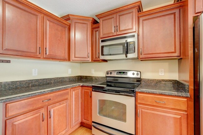 Building Photo - Sweet 3 bed 2 bath clost to post and I-24.