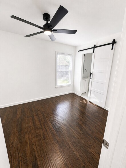 Building Photo - 2065 Farola Dr