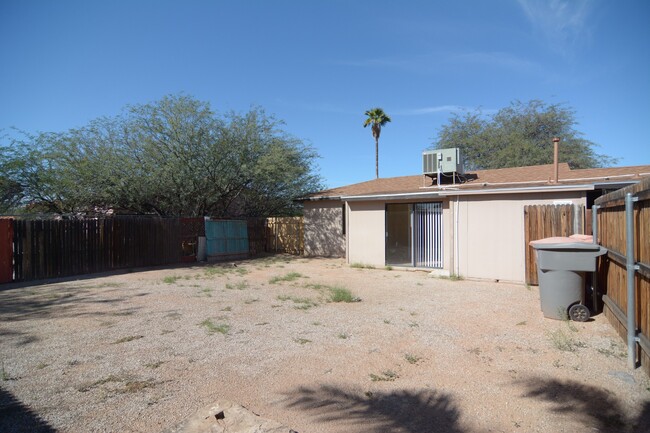 Building Photo - Charming 3 Bedroom 2 Bath House! Central T...