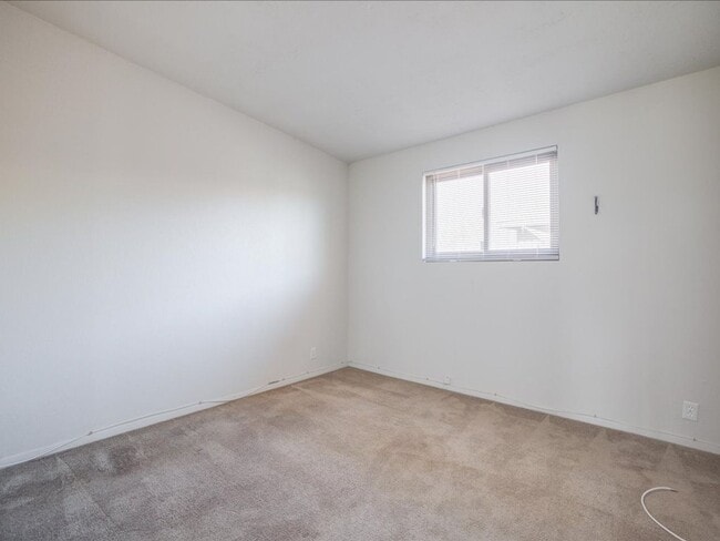 Building Photo - 3 Bedroom 2 Bathroom