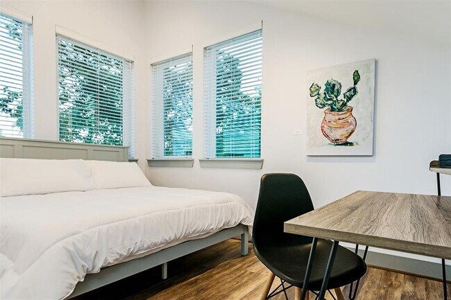 Building Photo - 4303 Chester St