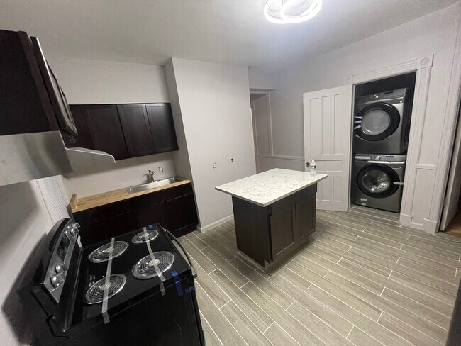 Building Photo - 539 Hamilton St